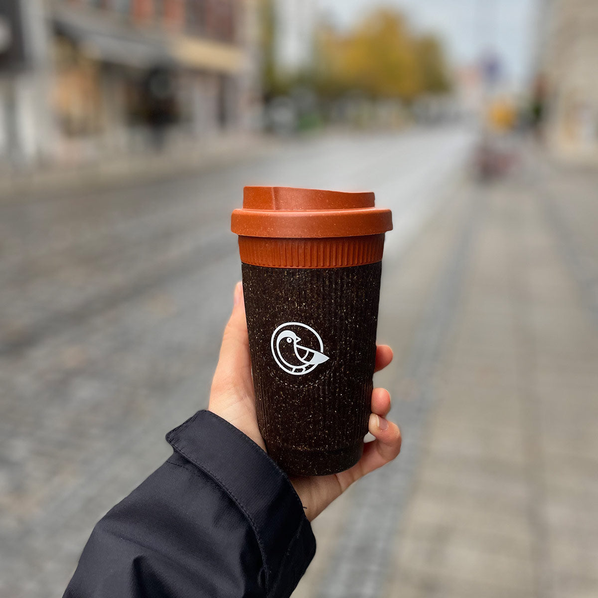 earlybird Coffee to Go Becher nachhaltig unterwegs einen Kaffee in der Hand trinken