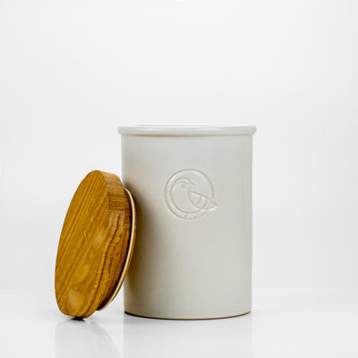 earlybird Kaffeedose für 500g aus Keramik mit geöffnetem Deckel aus Eichenholz