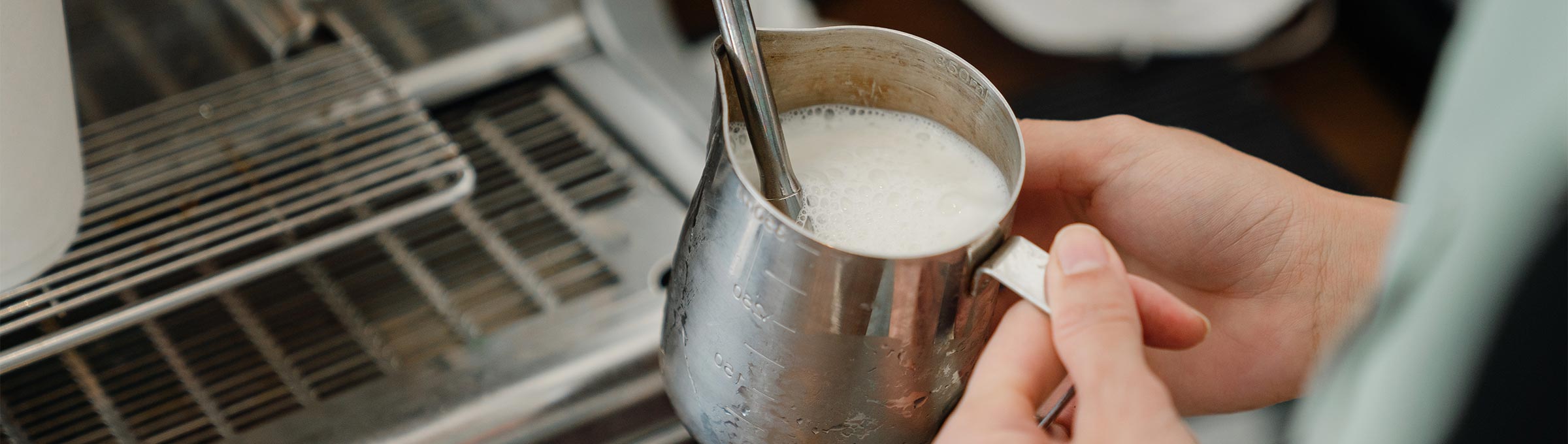 Milch aufschäumen: Perfekte Technik für cremigen Genuss ✓