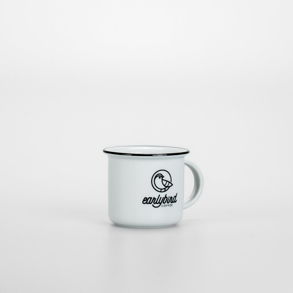 earlybird Espressotasse aus weißem Keramik mit schwarzem Tassenrand und earlybird coffee Logo