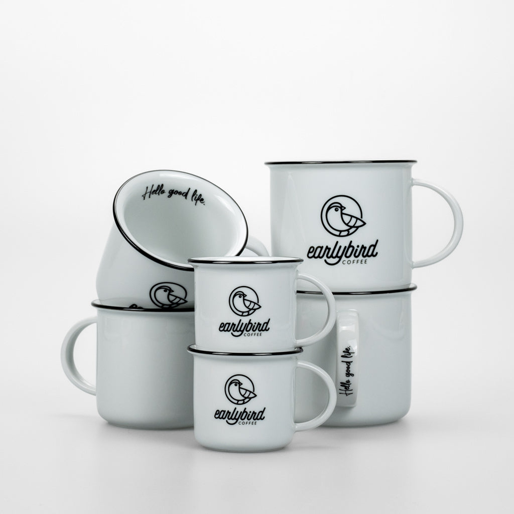 earlybird Kaffeetassen Set bestehend aus zwei Espressotassen, zwei Kaffeetassen und zwei Kaffeebechern aus weißem Keramik mit schwarzem Tassenrand und earlybird coffee Logo