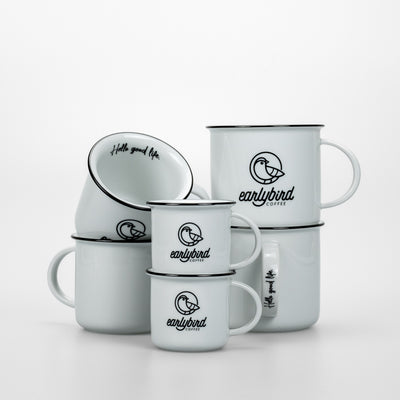 earlybird Kaffeetassen Set bestehend aus zwei Espressotassen, zwei Kaffeetassen und zwei Kaffeebechern aus weißem Keramik mit schwarzem Tassenrand und earlybird coffee Logo