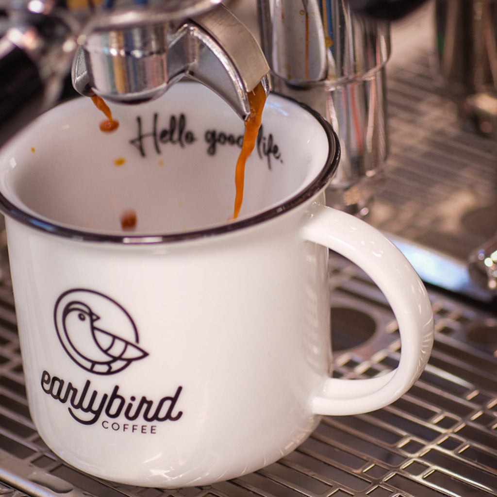 Espresso läuft aus der Siebträgermaschine in eine earlybird Keramiktasse