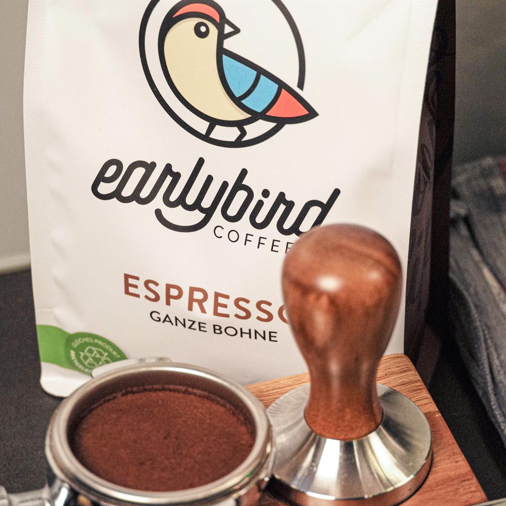 Zubereitung des earlybird Bio-Espresso in der Siebträgermaschine