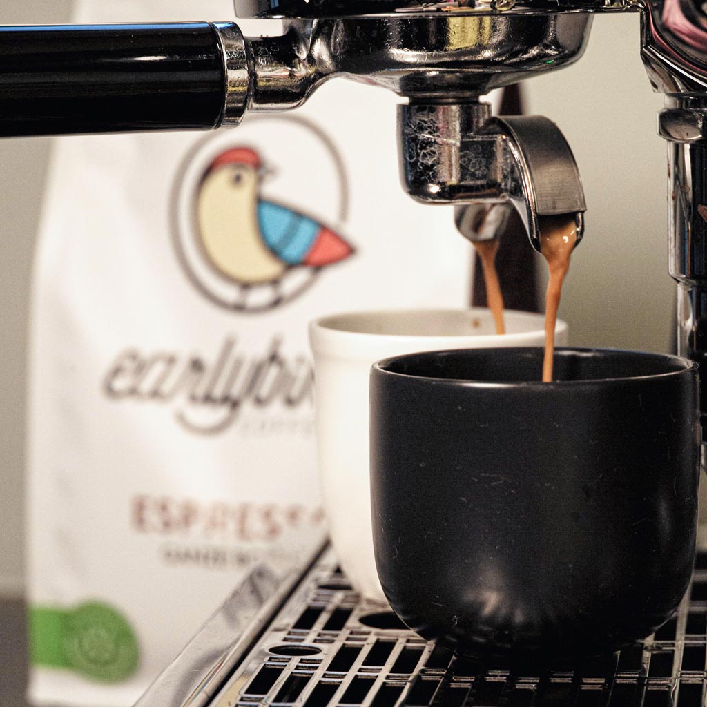 earlybird Bio-Espresso läuft durch die Siebträgermaschine