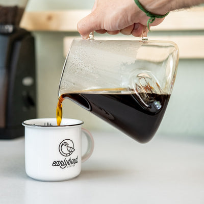 Frisch gekochten Kaffee einschenken aus Kaffeekanne Glas Bari X