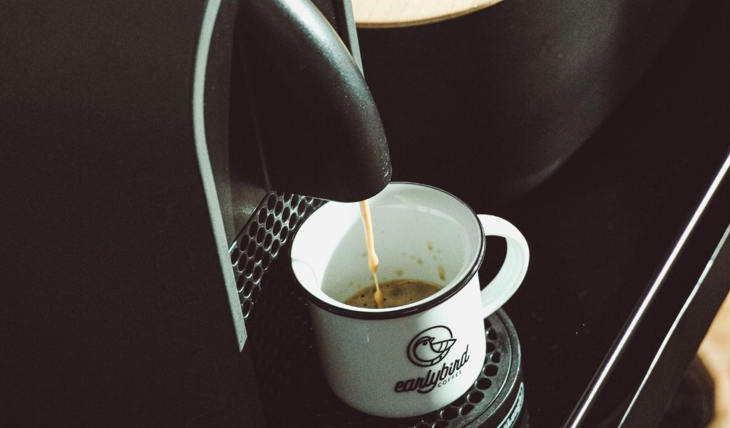 Kaffee in Kapselmaschine zubereitet