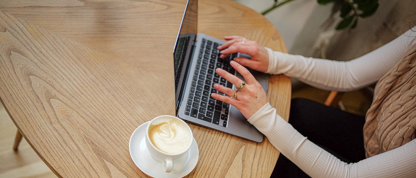 Cappuccino und Laptop