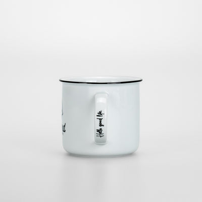 earlybird Tasse aus weißem Keramik mit schwarzem Tassenrand und earlybird coffee Logo steht seitlich, so dass man den Hello good life-Slogan auf dem Tassenhenkel sieht