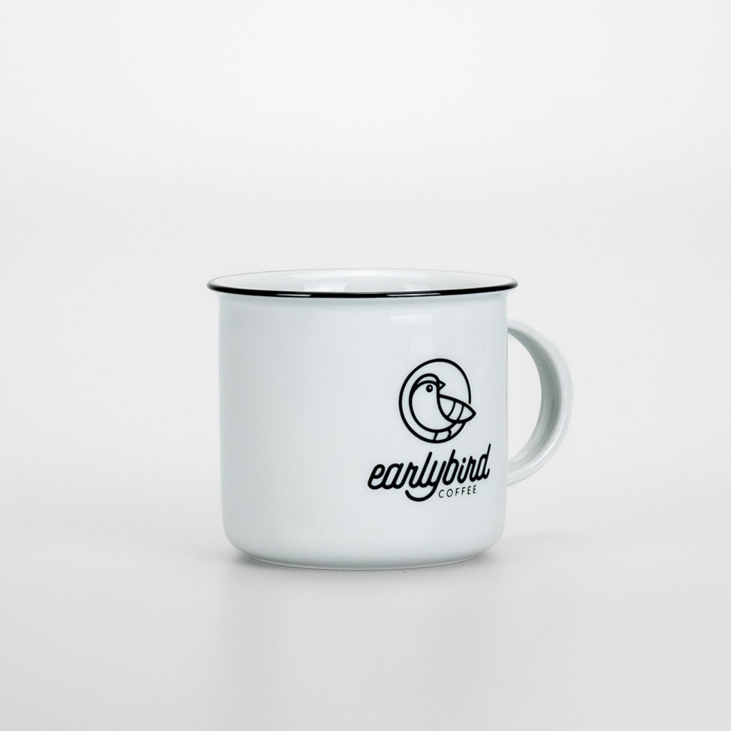 earlybird Kaffeebecher aus weißem Keramik mit schwarzem Tassenrand und earlybird coffee Logo
