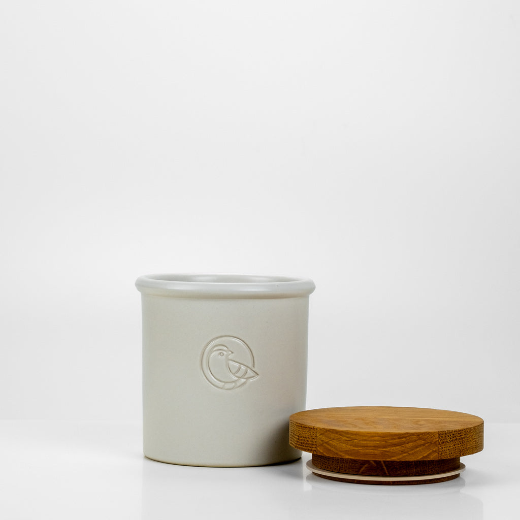earlybird Kaffeedose für 250g aus Keramik mit geöffnetem Deckel aus Eichenholz