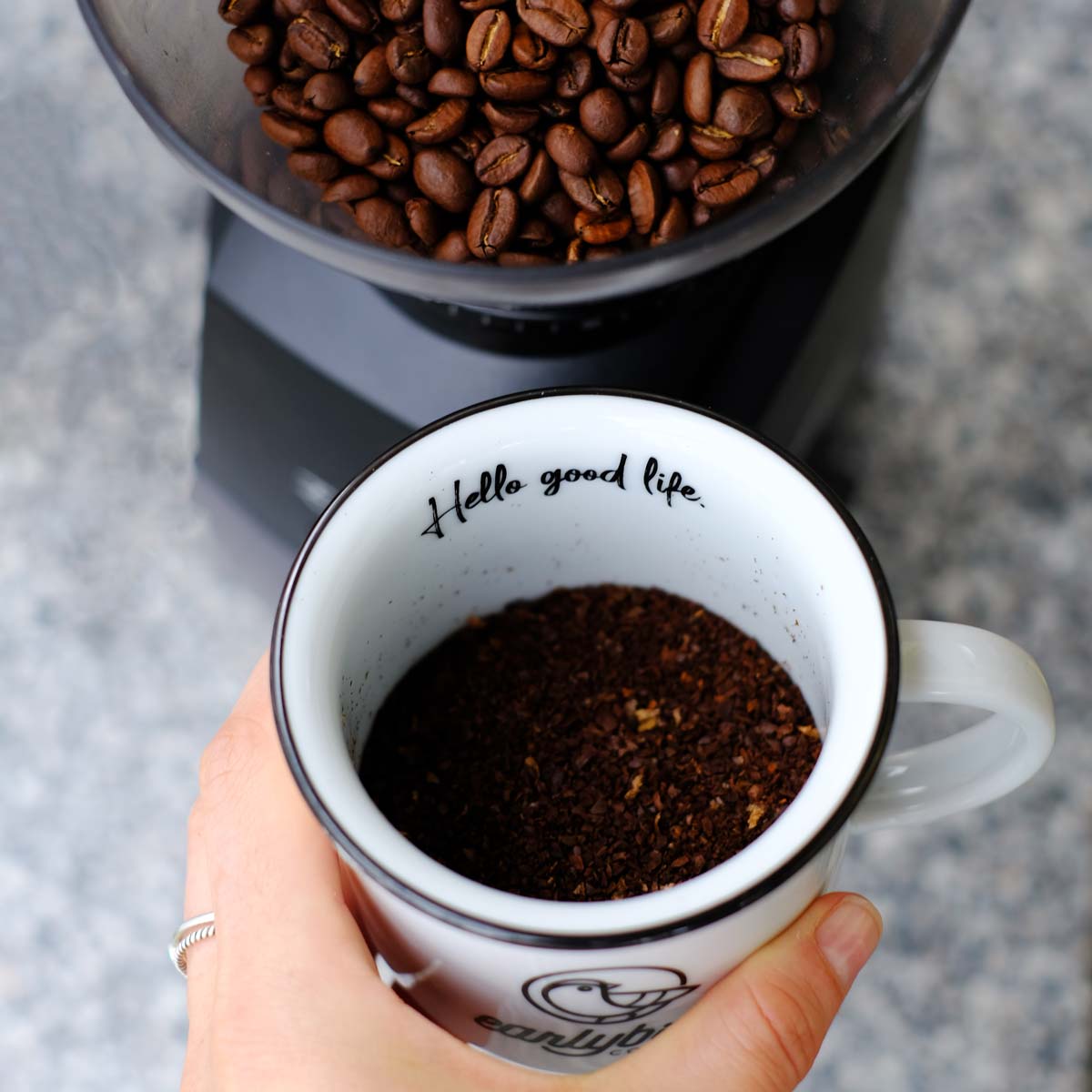 Gemahlener Filterkaffee aus der schwarzen Baratza Encore Kaffemühle