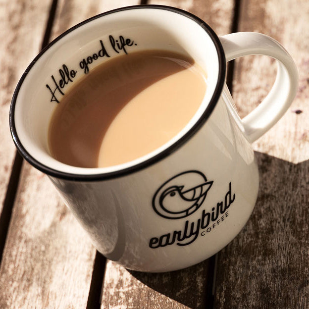 Filterkaffee in der Sonne aus earlybird Tasse aus Keramik mit schwarzem Tassenrand
