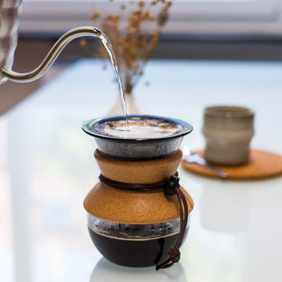 Zubereitung von Filterkaffee mit einer Chemex und den entkoffeinierten Kaffeebohnen von earlybird coffee