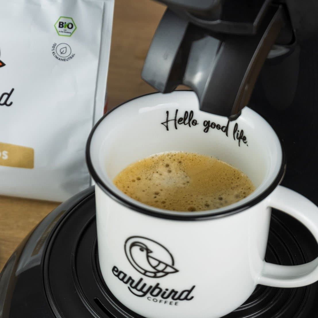 Eine frisch aufgebrühte Tasse Kaffee mit earlybird Kaffee-Pads aus einer Senseo-Padmaschine, die eine intensive Crema zeigt